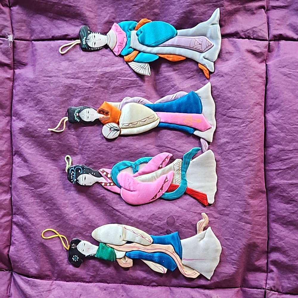 Set of 4 vintage silk & paper geisha flat 6"x3" ornaments still in original box